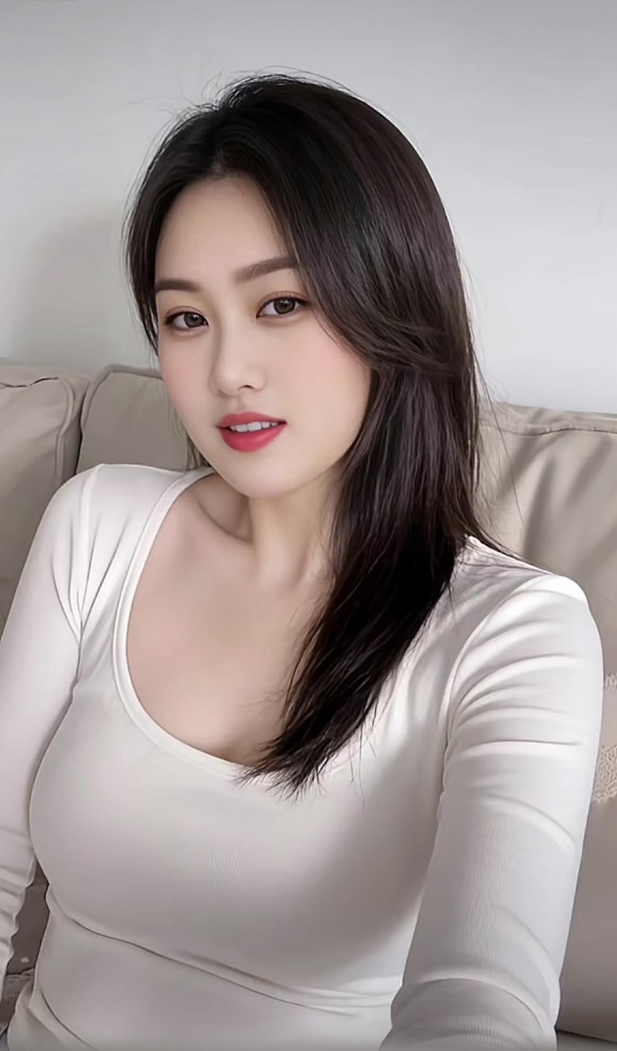 生活里不少人活得憋屈，只因丢失了自信，总在自我否定。实际上，自信就是给自己积极的