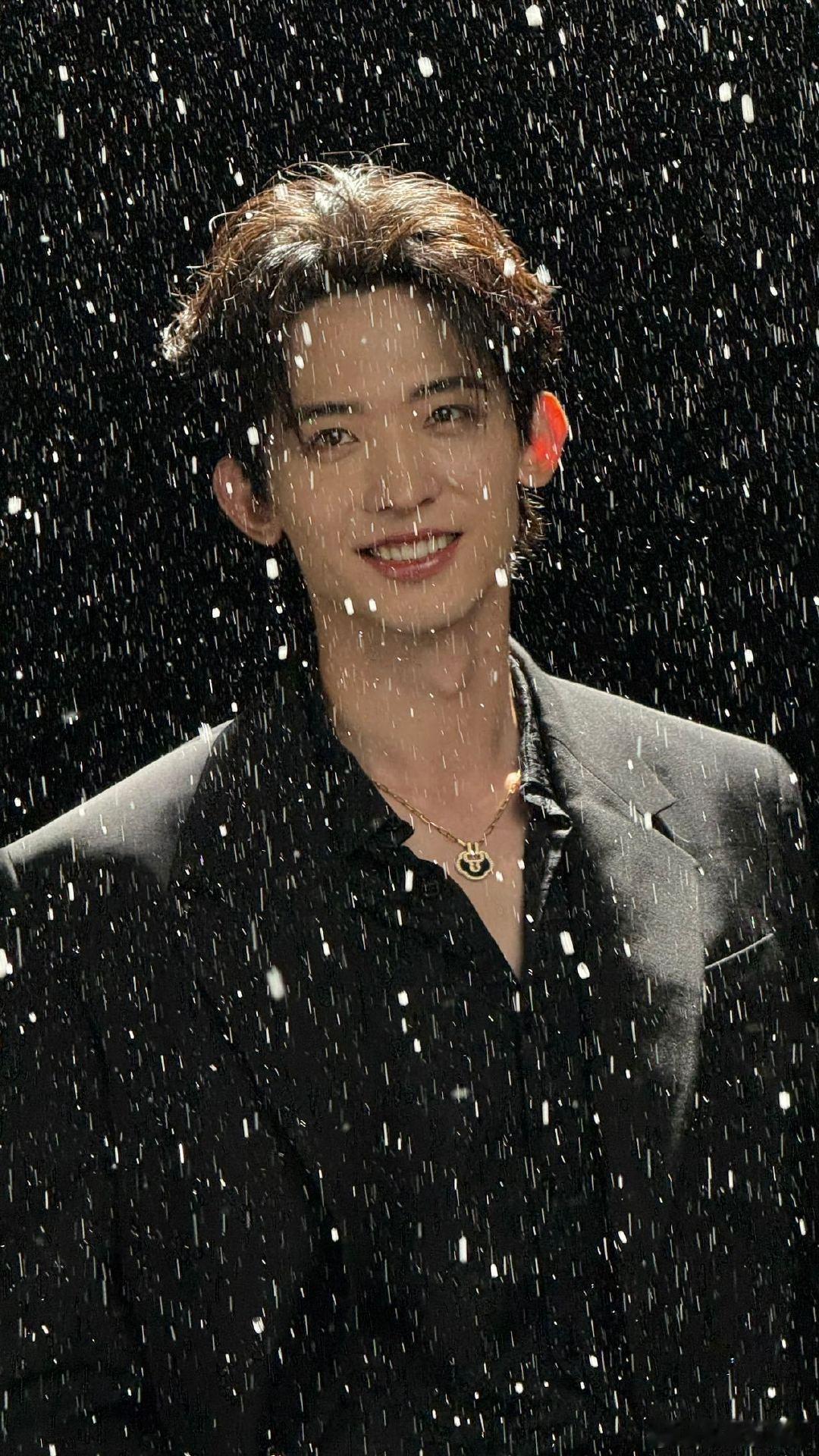 常华森夏飞雪变下暴雪 常华森带着“夏飞雪”突袭鹅剧派对！满屏雪花特效直接拉满，瞬