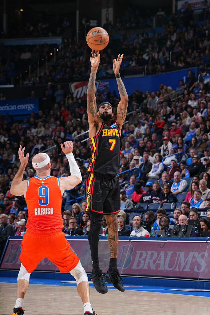 解说的时候说老鹰赢球至少要扔进25个三分，如果扔了25个没赢球，送一双篮球鞋。来