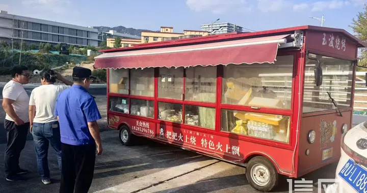 错时管控精准发力 崂山区清理人行道占道经营、流动摊贩