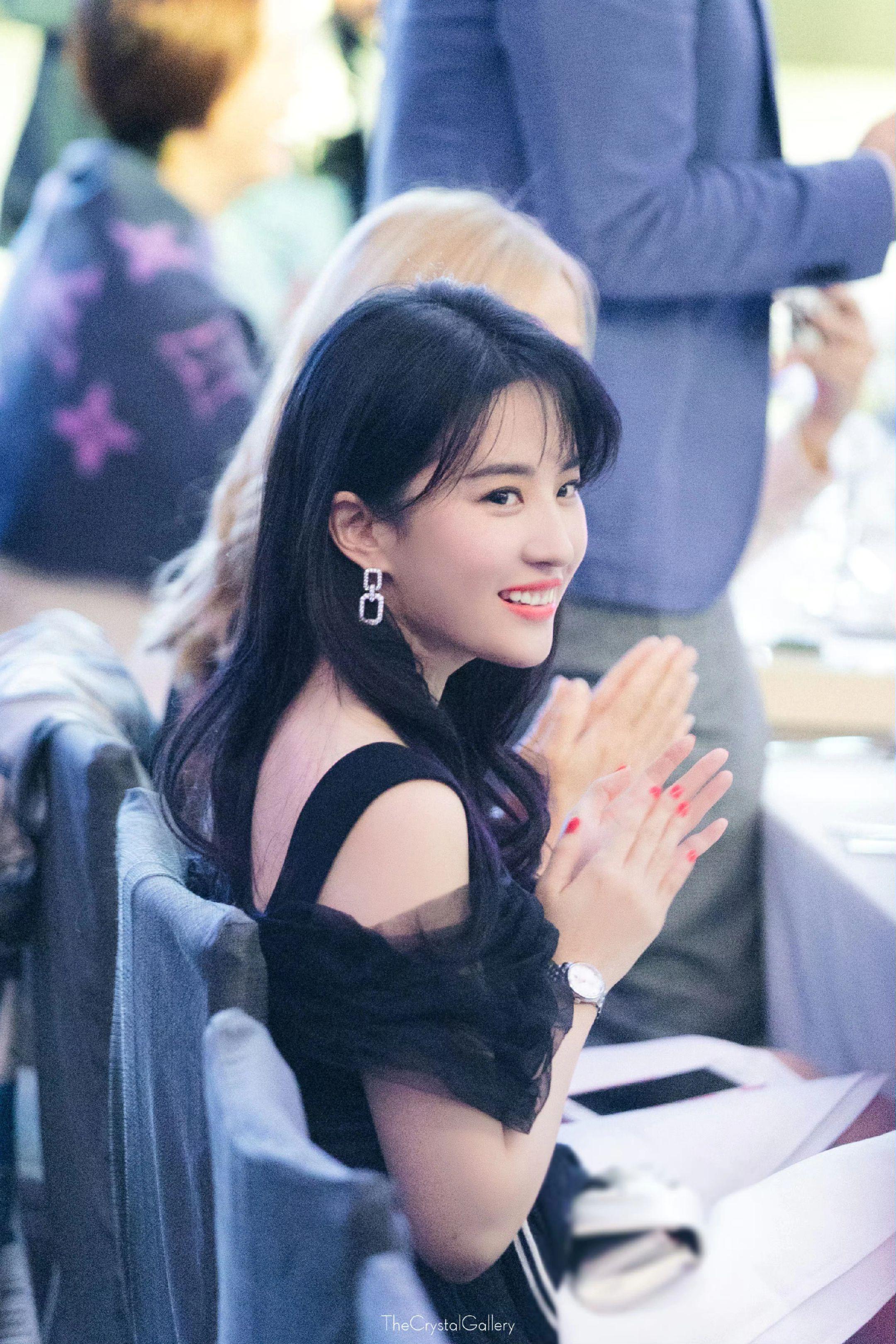 娇俏的公主。傲娇的猫猫实在太可爱啦