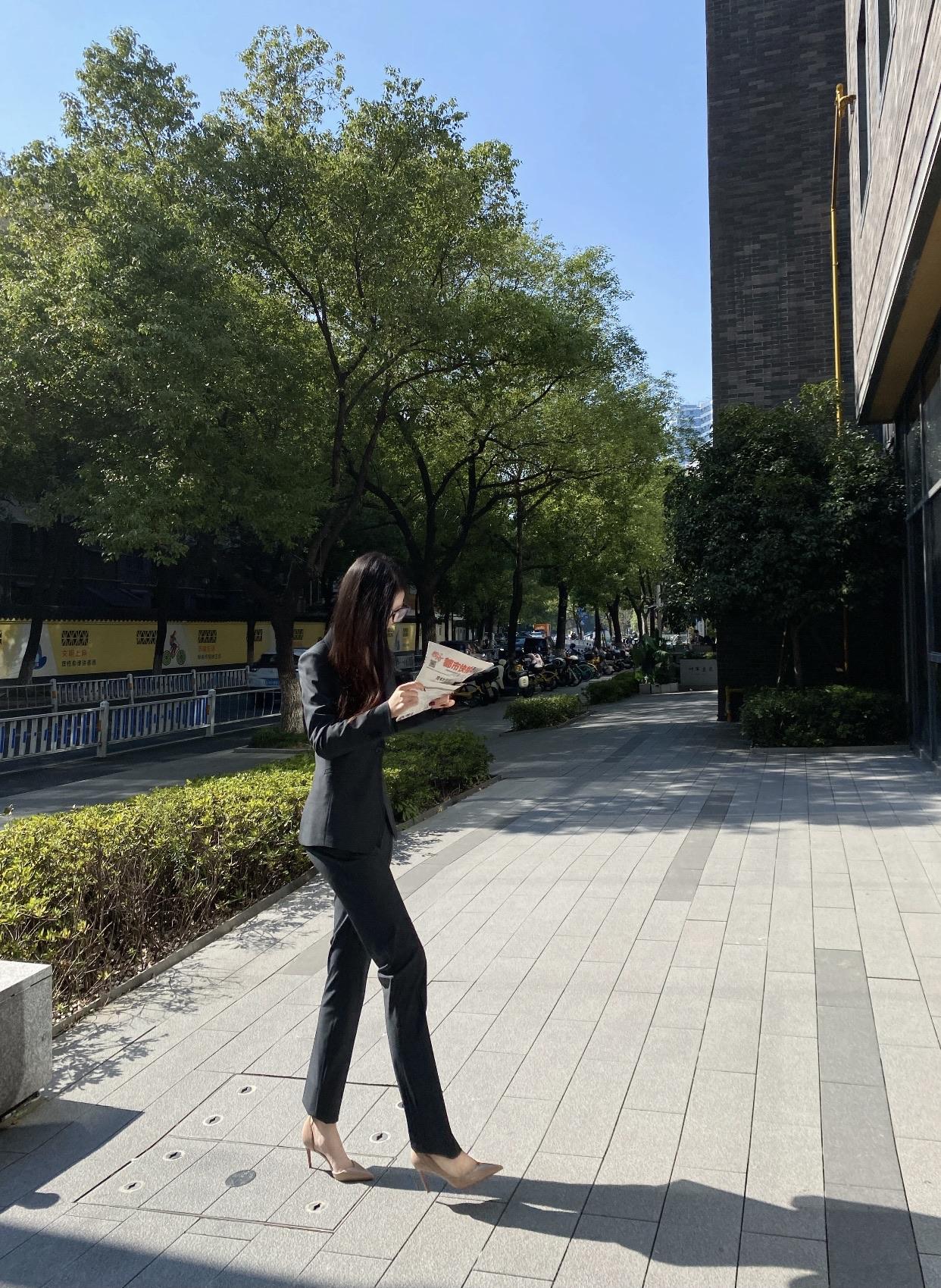 你心中的美女啥模样都市时尚女郎，咖啡与报纸的悠闲时光。