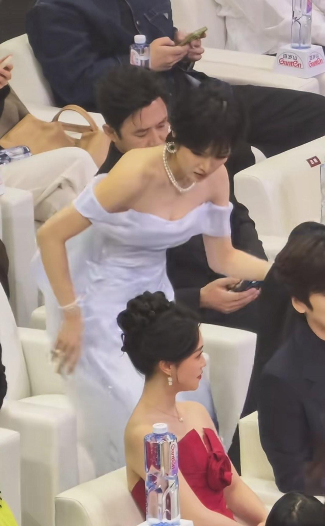 娱乐圈女艺人像姚安娜这样已经不多，出席活动不选大牌高定，却将一袭非遗“浮光锦”礼