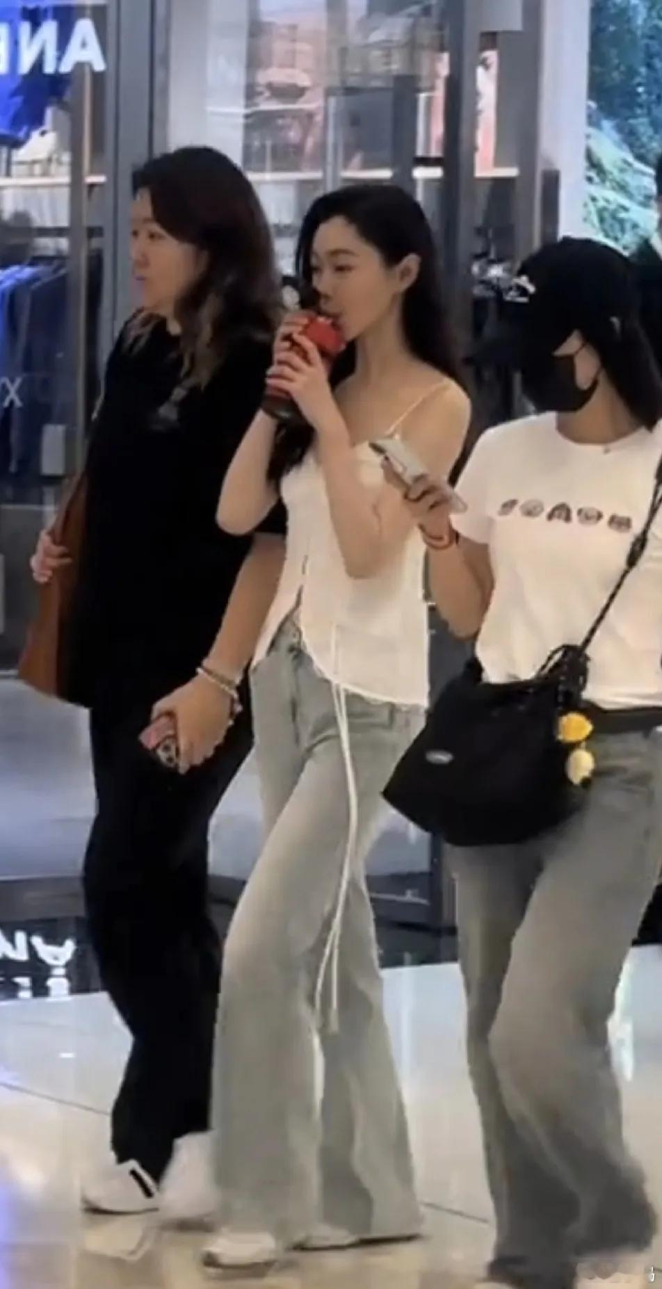 青岛人不追星吗？宋轶就这么明晃晃的走在商场里！连口罩都没戴！商店的服务员，路过的