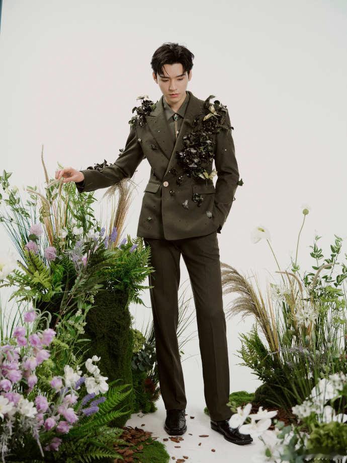 #龚俊说蝴蝶飞的有点儿慢##龚俊花蝴蝶造型#龚俊的花蝴蝶造型展现出他的个性魅力。