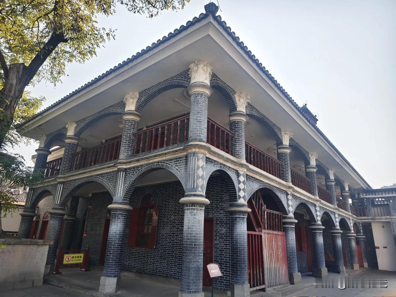 最近珠海在狠抓公共安全，平安建设工作，周六日晚上公务员都加班那种。

今天早上去