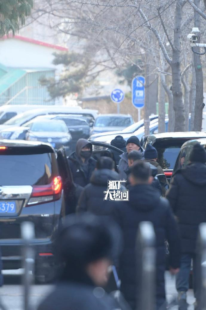 范丞丞现身央视春晚第二次联排央视马年春晚第二次联排 范丞丞现身央视春晚第二次联排