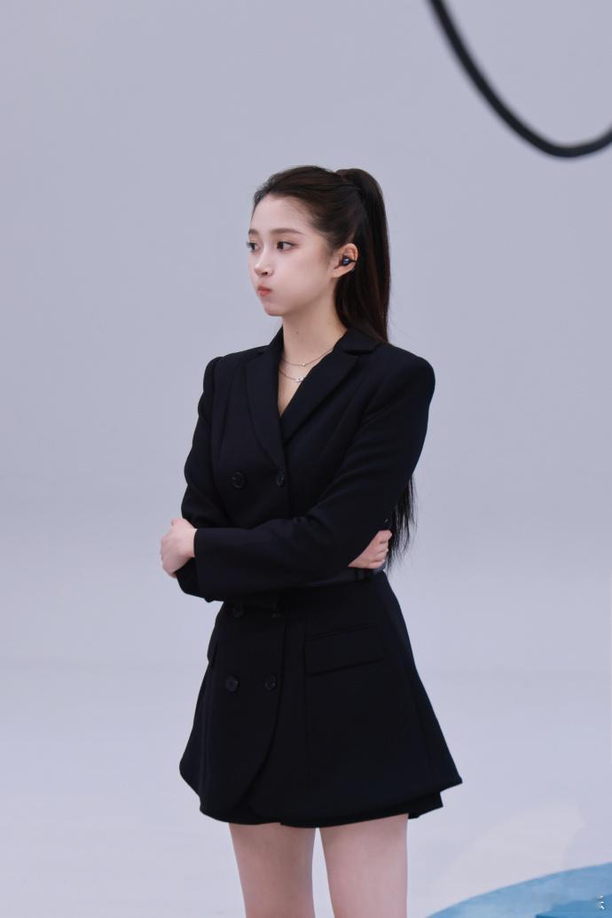 关晓彤高马尾侧拍花絮 ​​​​关晓彤高马尾侧拍花絮，关晓彤周一营业，高马尾飒爽十