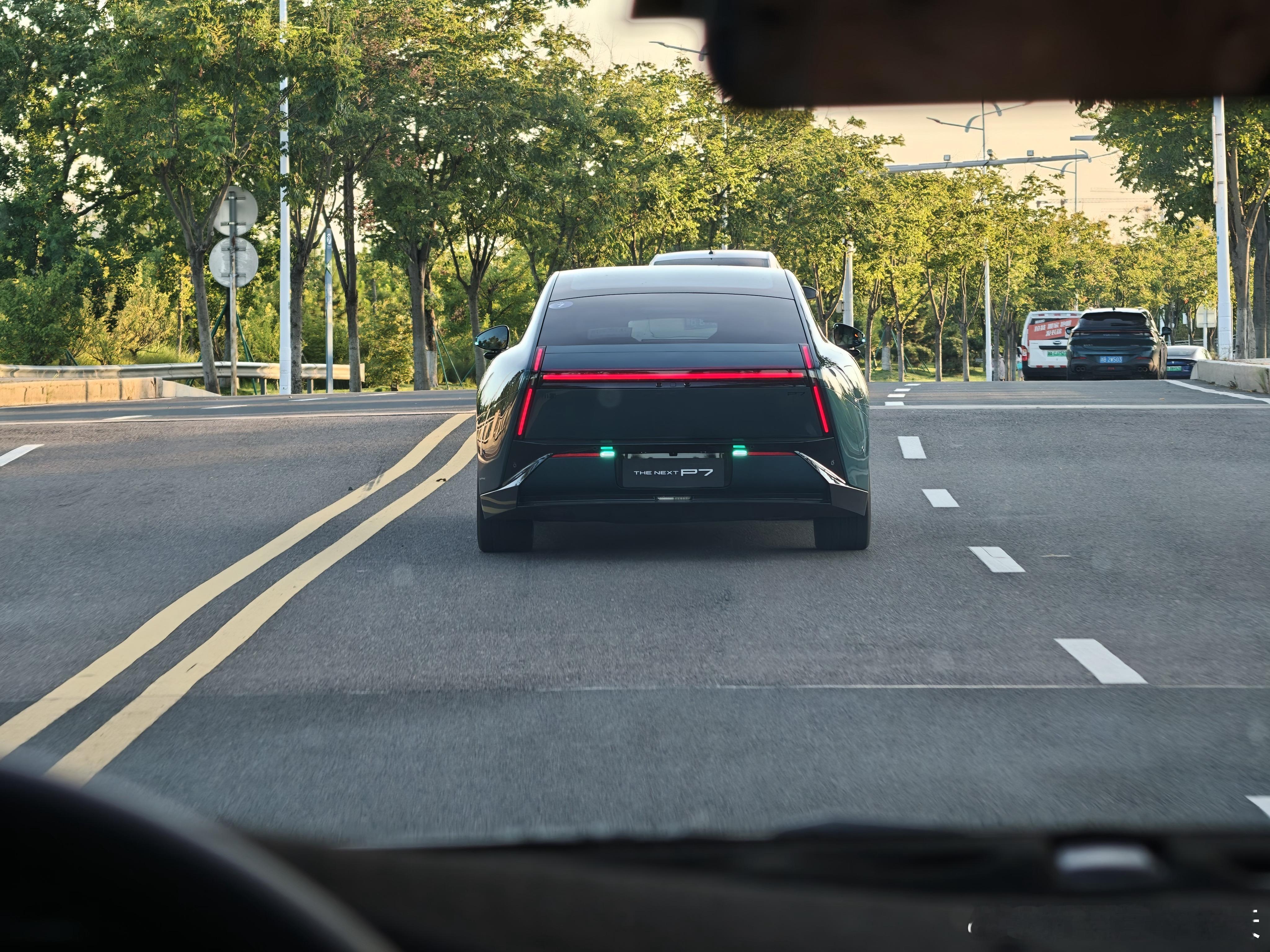 来宁波试驾那辆很酷的车——全新小鹏P7。 之前有人说它的尾部设计不好看，但今天见