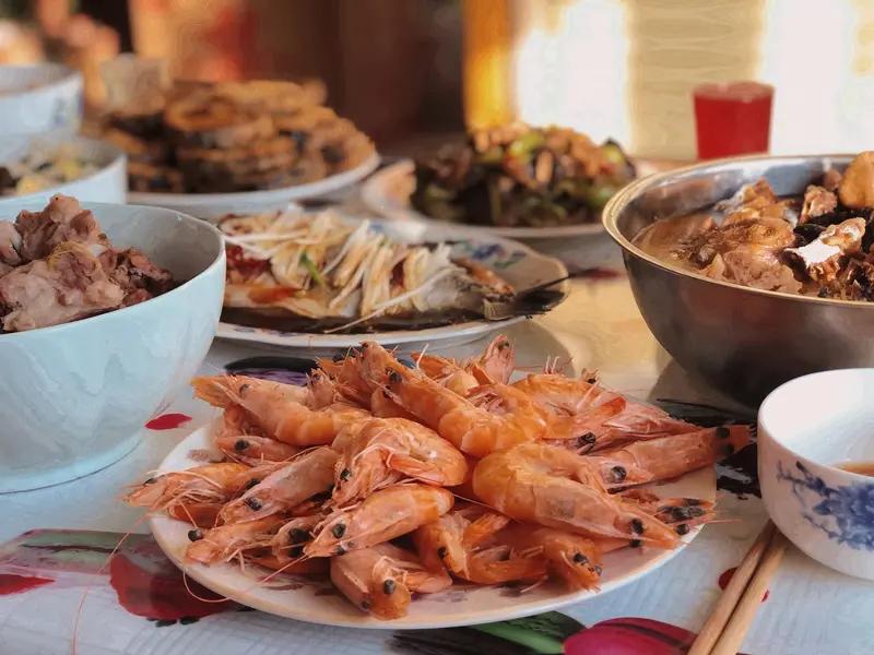 九天超长春节假期，简直爽翻！我打算先把团圆过足。跟着爸妈贴春联、包饺子，一家人围