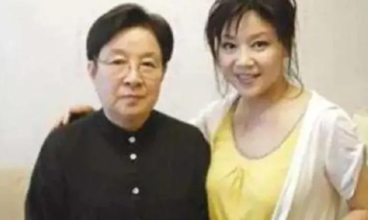 原来，她俩也是师生，左面的相信大家都喜欢，她谱的曲子每首都悦耳动听，简直就是心中