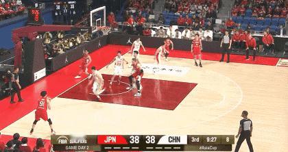 胡金秋真的真的很想赢球，攻防都拼命了。