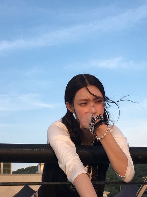 260930 Yunah更新成员推受伤 跌倒 翻滚 ​​​