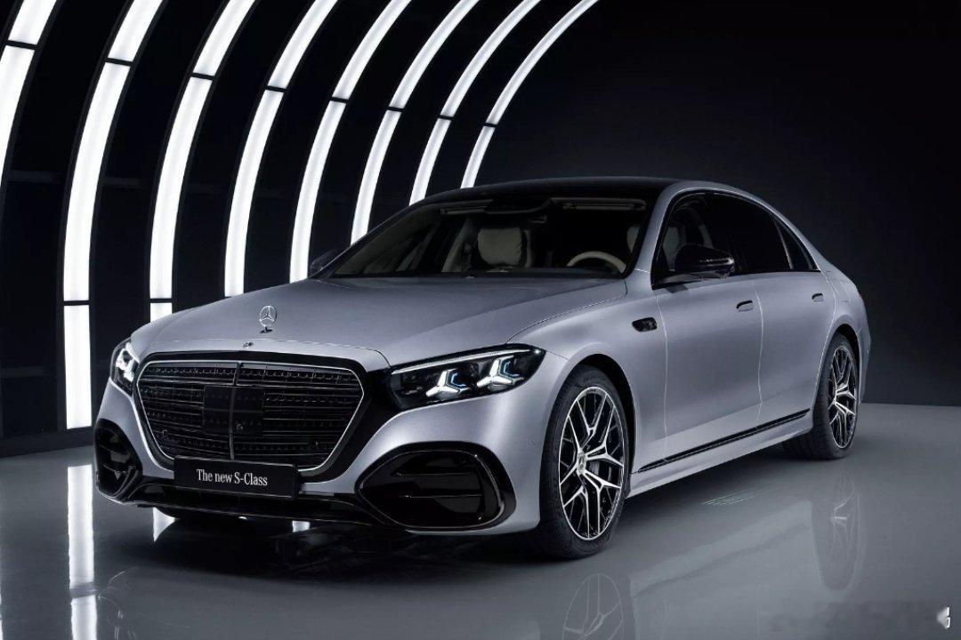 奔驰中改新S级。这几年欧洲车企喜欢在车头加入大量的黑色元素，我有点不懂其中的逻辑