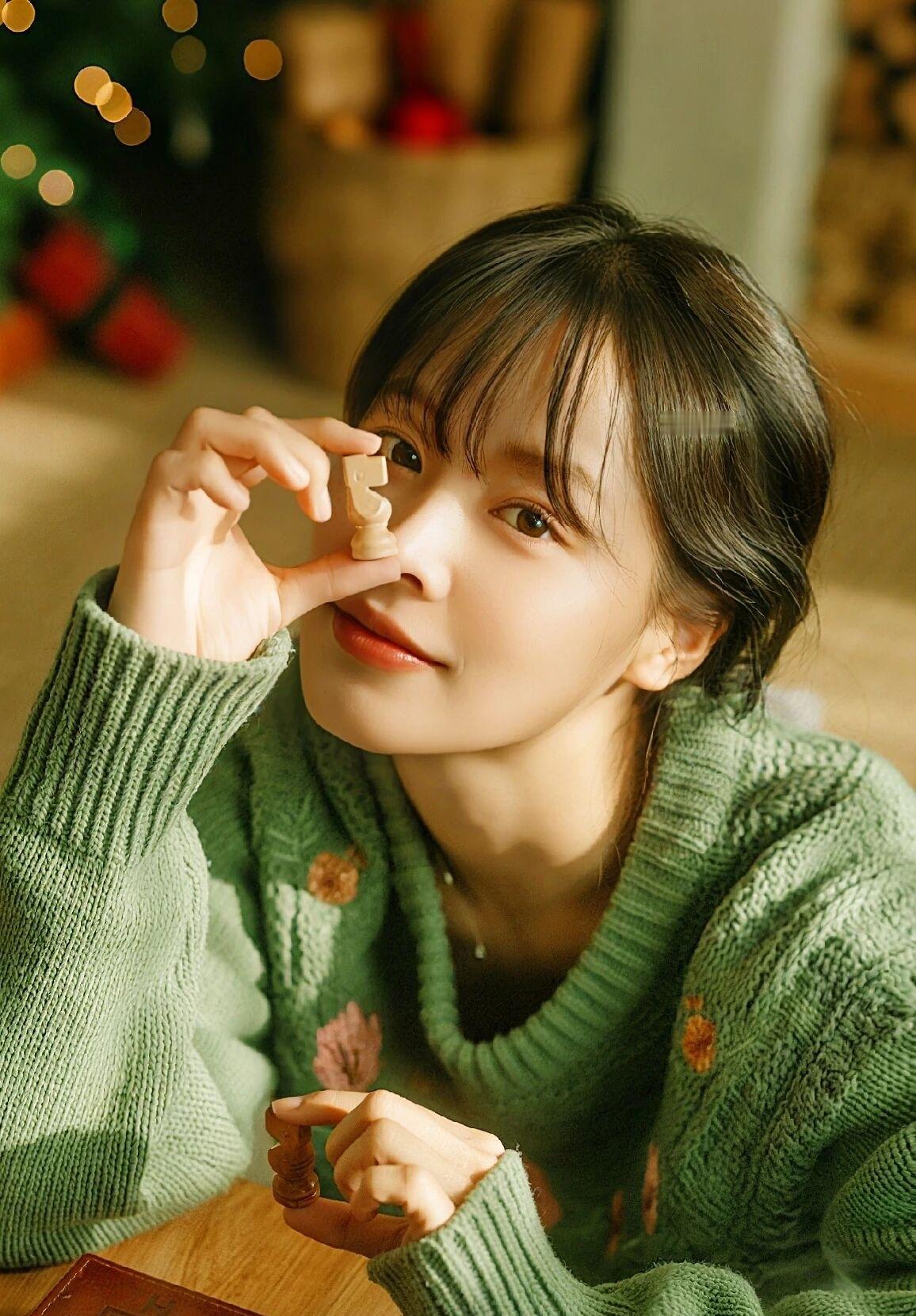 顶级头像，冬日暖阳，可爱女子身着绿色毛衣，温暖相伴，温馨的氛围弥漫。冬日女头像 