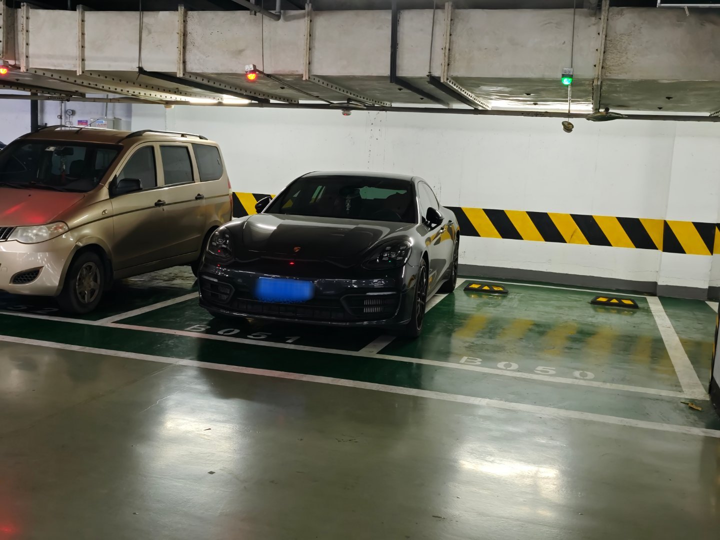 我发现很多开豪车的都喜欢占两个车位，因为他也怕别人问你剐蹭到他的车  好不容易看