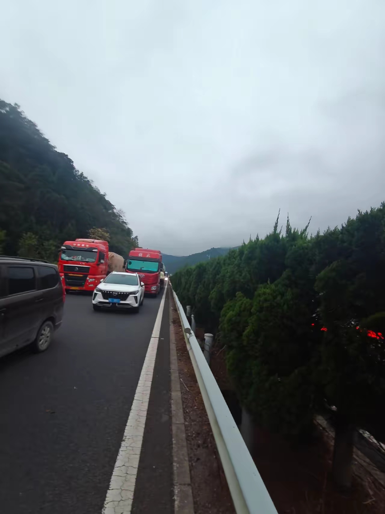 堵车时前面的车都在干什么？是什么原因才堵车的？有的人说是高速公路上在修路，一侧封