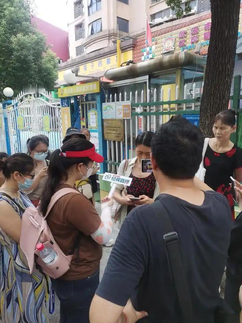 上午交的学费下午幼儿园关了，这谁想得到？


邻居大姐今天急得直拍腿，早上刚去银