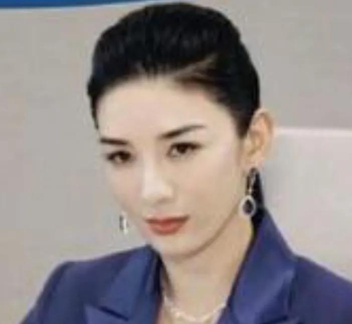 一直以为明星接戏随心所欲，没想到黄奕竟因养家拒绝了《繁花》邀约。她当时经济压力大