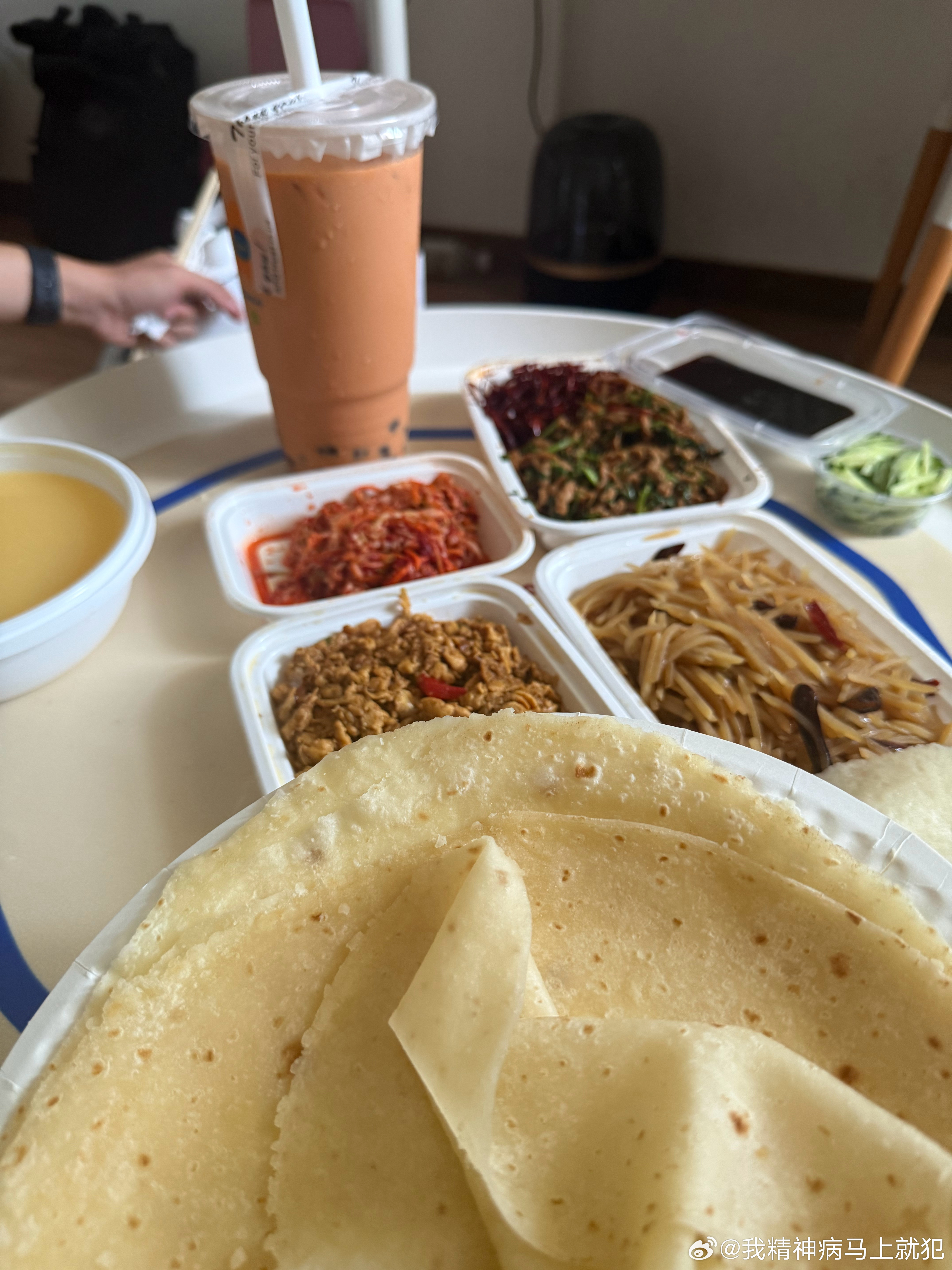 对象体验我的垃圾饮食习惯后开始拉肚子于是右面是我的午餐左边那一碗粥是他的 北京