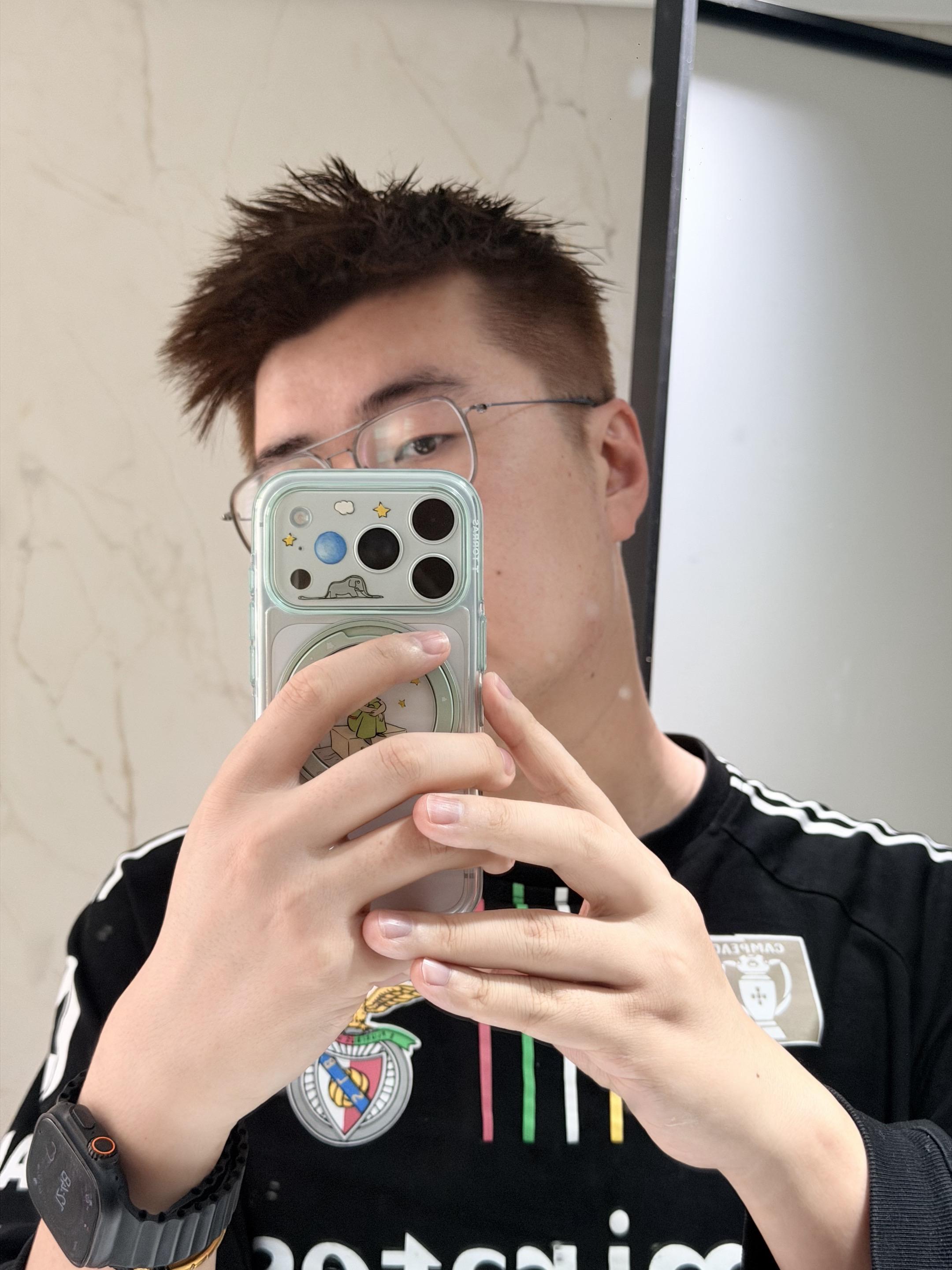 自己染了个头。