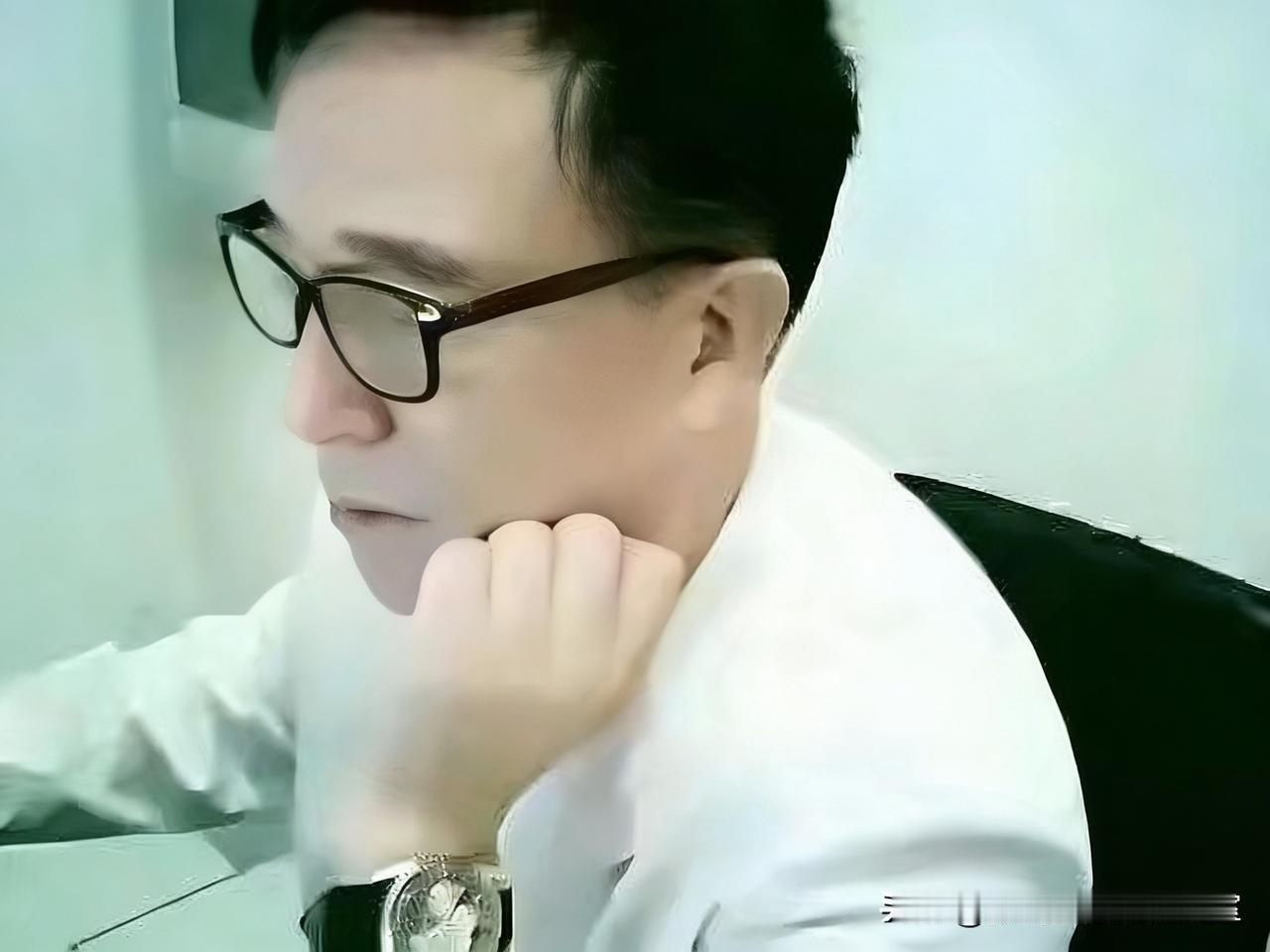挚友真情在，曾经多豪迈。
远遥倜傥岁，驻足心花开。
 白话译文
 真挚深厚的友情