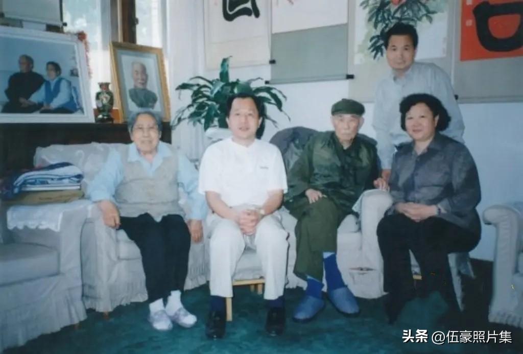 2000年5月20日，韩振纪将军的女儿韩瑛（右一）和儿子韩澍（左二）看望孙毅老将