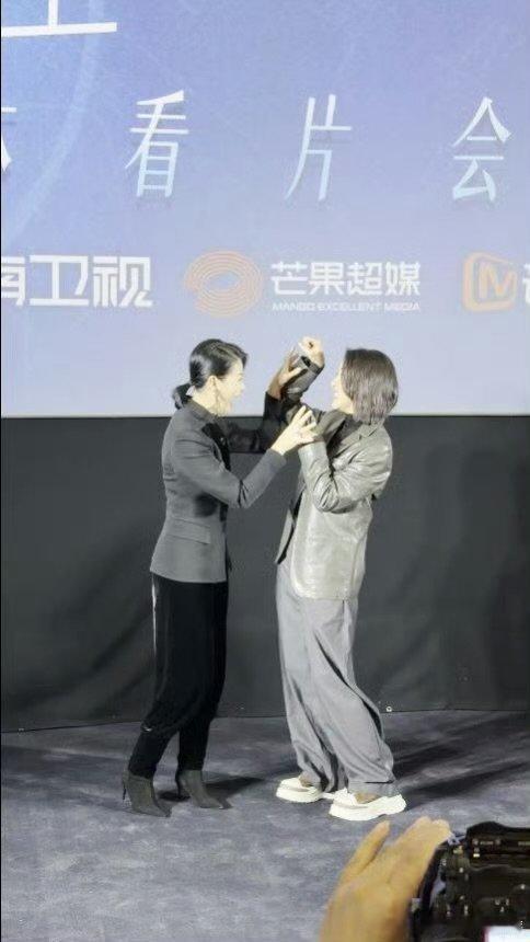 胡杏儿黄小蕾合跳喵喵舞 救命！胡杏儿黄小蕾这波喵喵舞甜到我心坎里了！两个姐姐配合