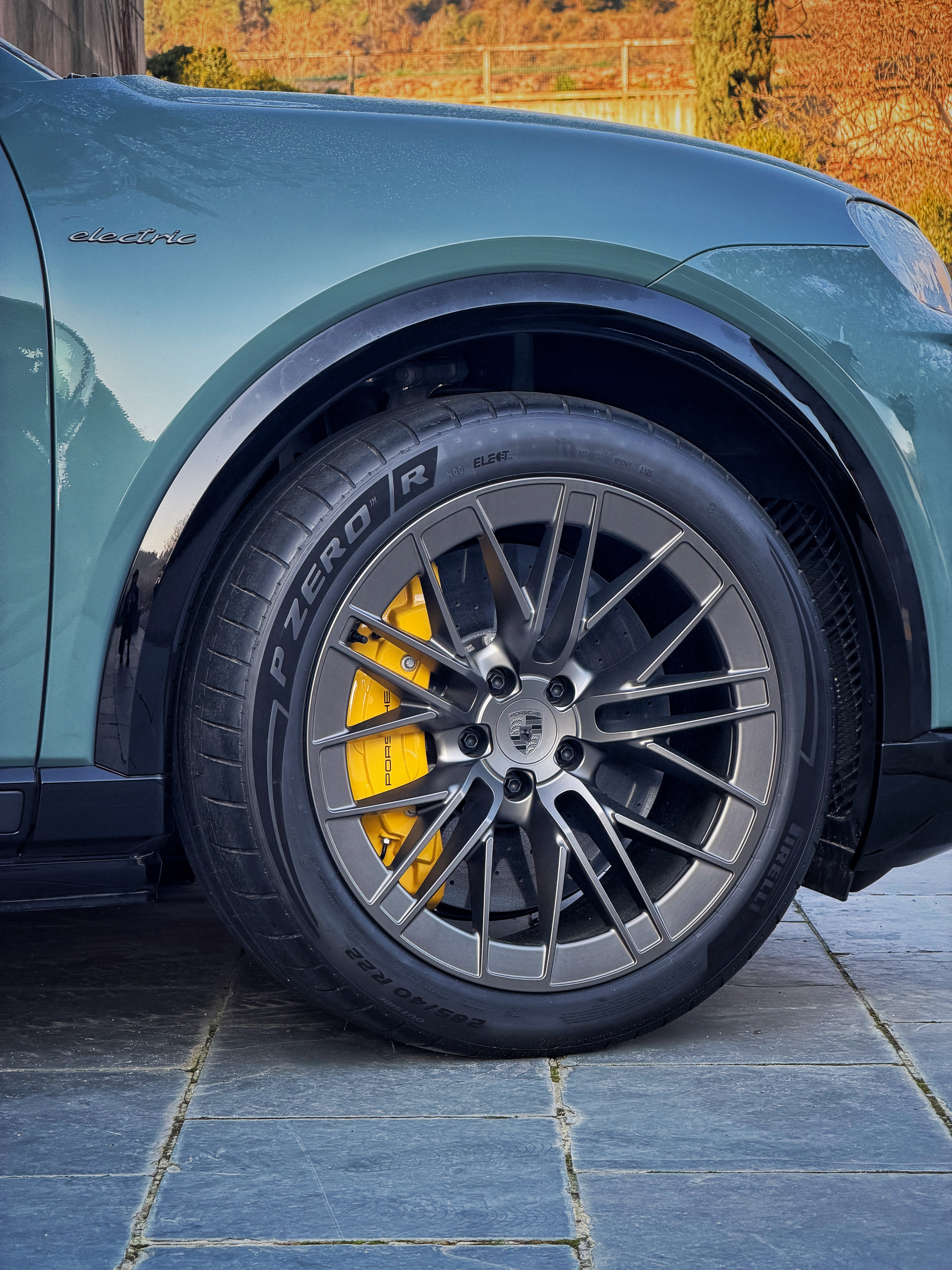 1156匹纯电卡宴可选装的十活塞碳陶刹车更像是个装饰件，动能回收最大有600kw