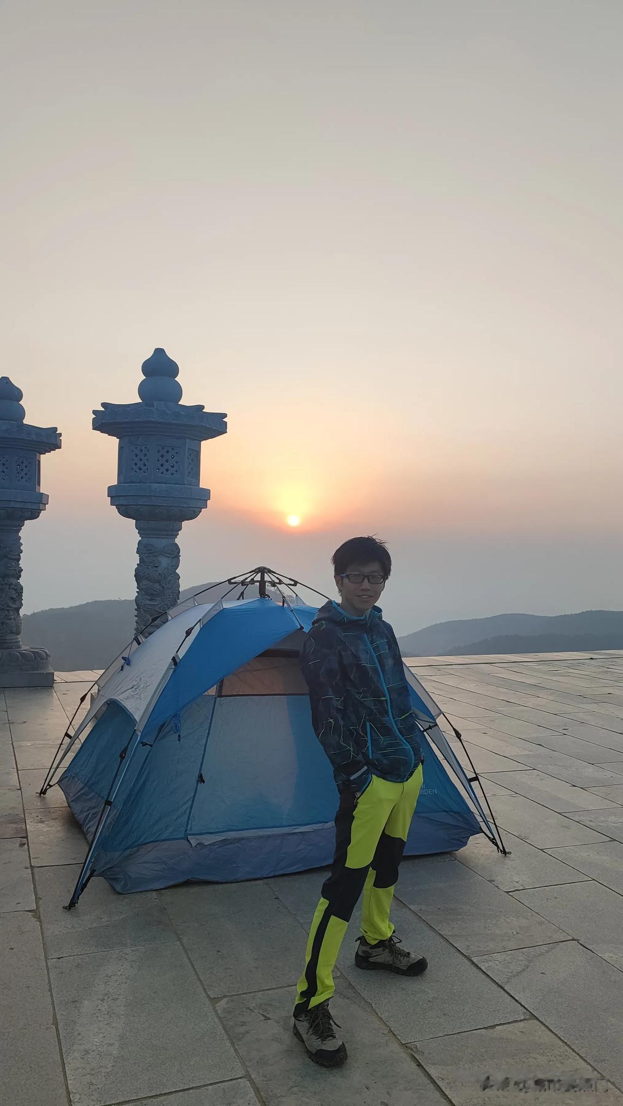 武汉多地进入静默管理，虽然周末无法回武汉，但却拒绝躺平。驱车100多公里，连夜登