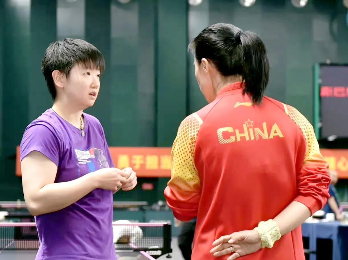 国乒封训真是下足功夫。
继张怡宁、邓亚萍之后，封训队伍再迎来重磅大咖王楠，到球队