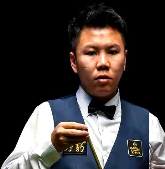 四次倒在决赛，周跃龙这次上来就抽中世界第一特鲁姆普。
 
就在上个月，决胜局一个