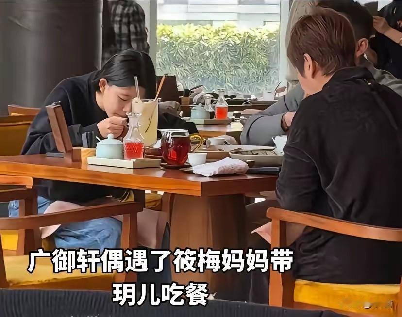 看到小玥儿的正脸照，心里真的很不是滋味。
曾经被妈妈保护得那么好，如今走到哪里都