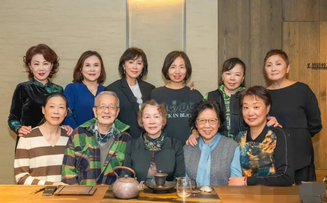 刘嘉玲同学聚会 ，刘嘉玲明显看着比别同学年轻好多，钱真养人！ ​​​