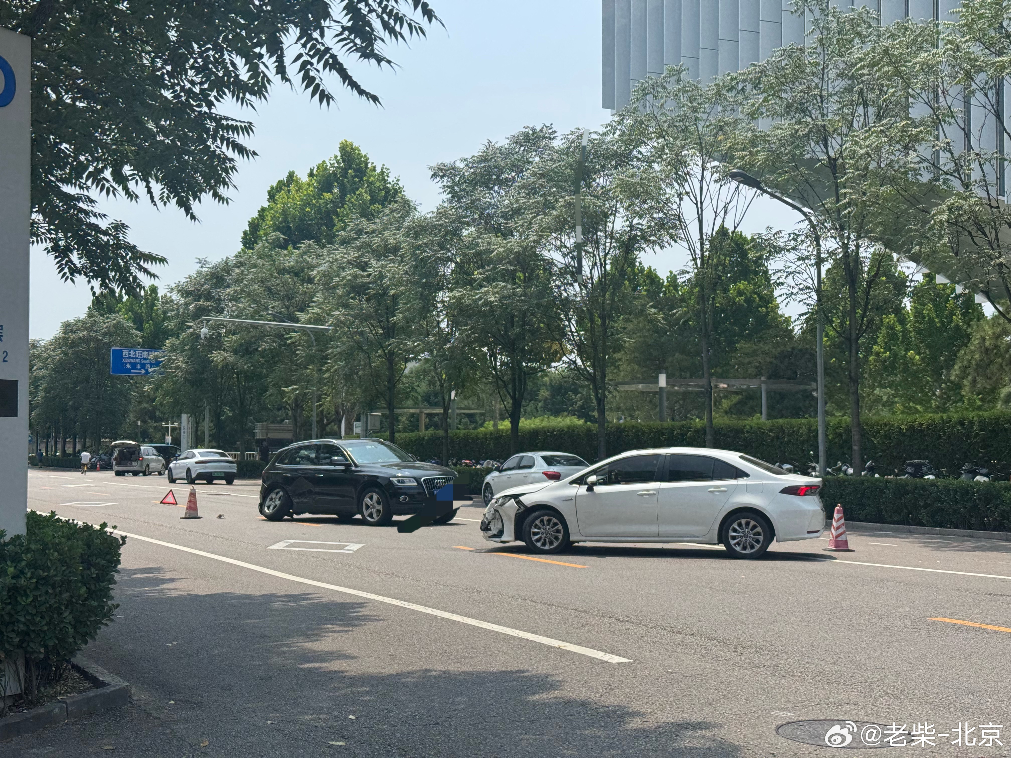 这么严重 ，白车竟然直接开走了 北京·腾讯北京总部大楼