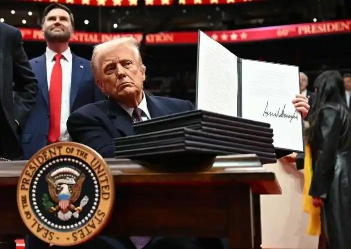 特朗普终于打中了要害？法新社曝出猛料：2025年中国船厂新接订单量暴跌68%，全