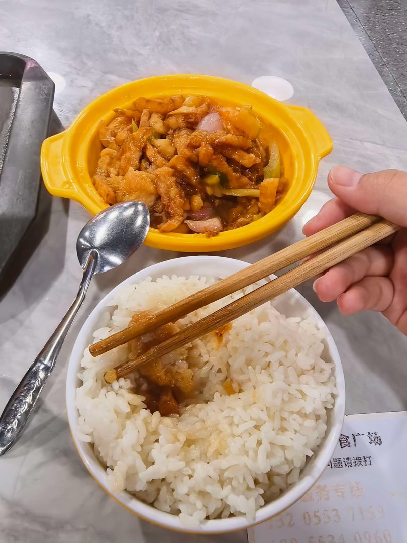 吃了一个香酥鸡饭 不好吃 