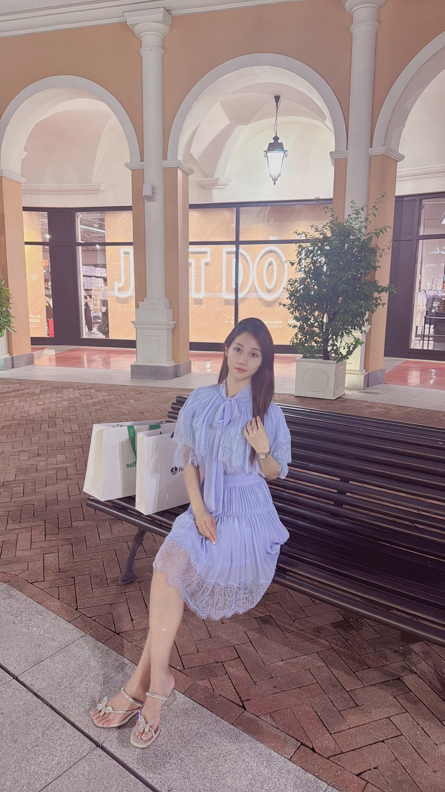 年轻的时候，爱上什么都不为过，成熟的时候放弃什么都不为错。每个人终其一...
