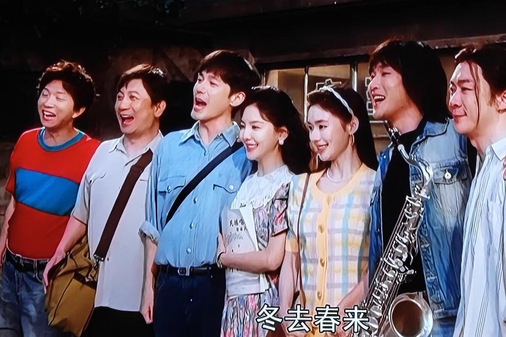 央视热播剧《冬去春来》迎来大结局，这结局着实令人百感交集。
马小军与陶亮亮的离世