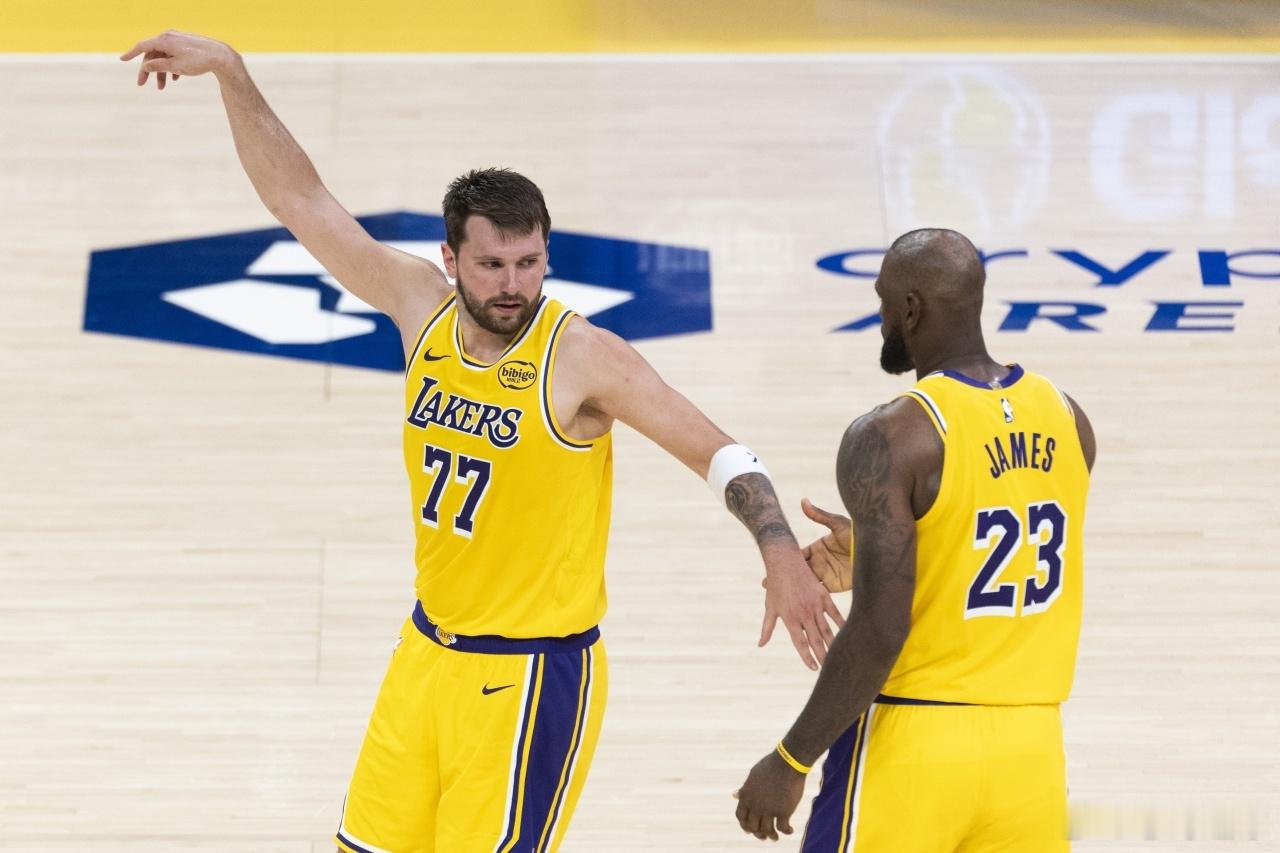 湖人詹姆斯揭幕战76人NBA新赛季📺湖人7年来首次无缘揭幕战！美媒：没了詹姆斯