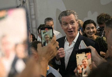 特朗普做梦想不到，美官员不顾白宫警告单独参会，全程赞扬中国却狠骂美国。在第30届