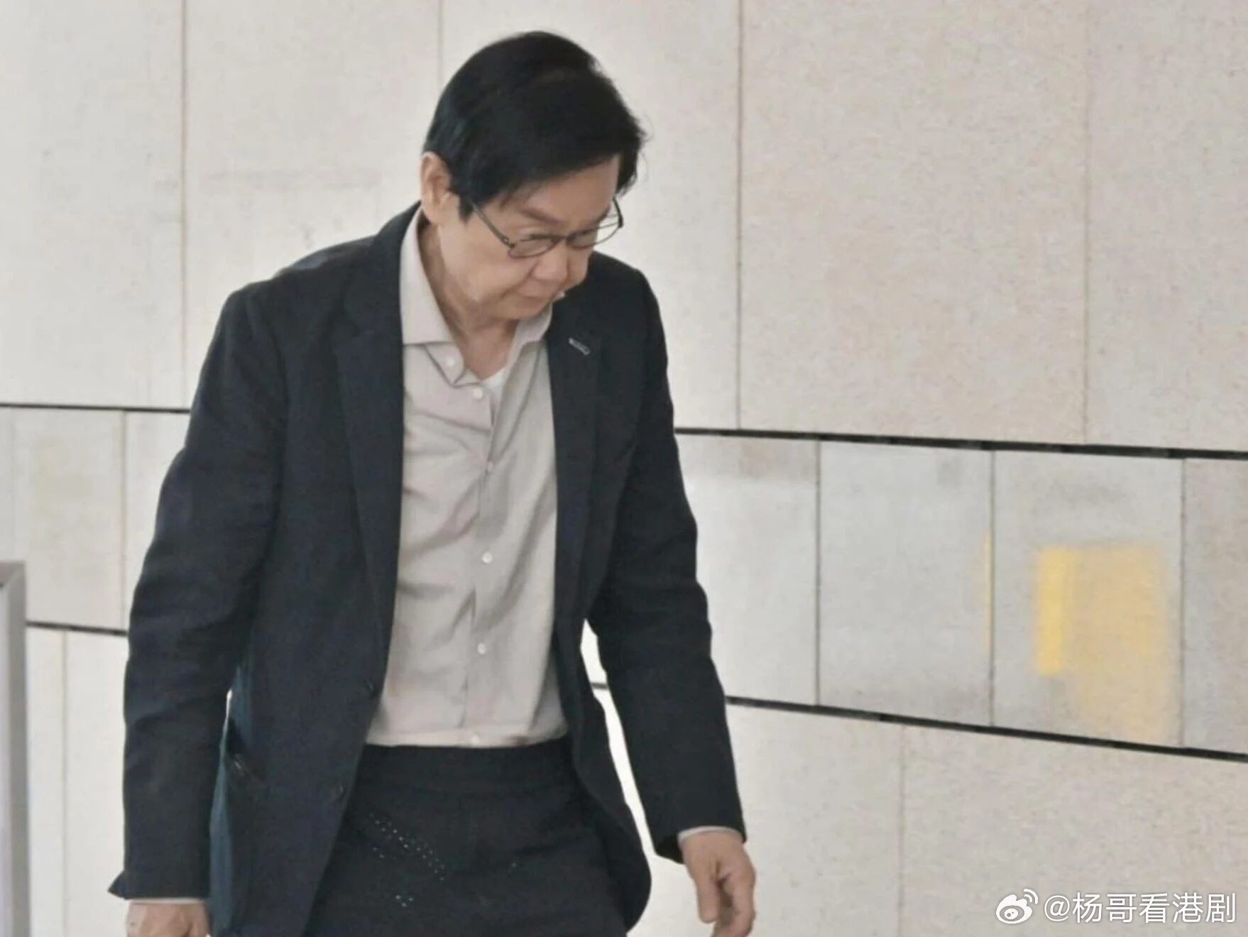 黃百鳴內幕交易罪成判囚5個月 申上訴期間保釋獲批.  天馬影視前主席、80歲嘅黃