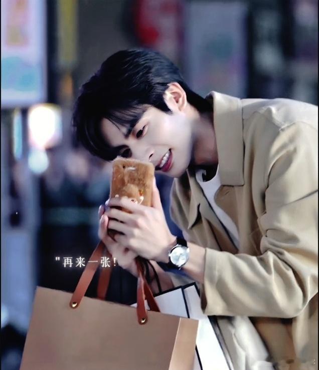 宋威龙 奶奶粉也为你而来 四川奶奶跨越千里奔赴北京，只为宋威龙十周年见面会，举着