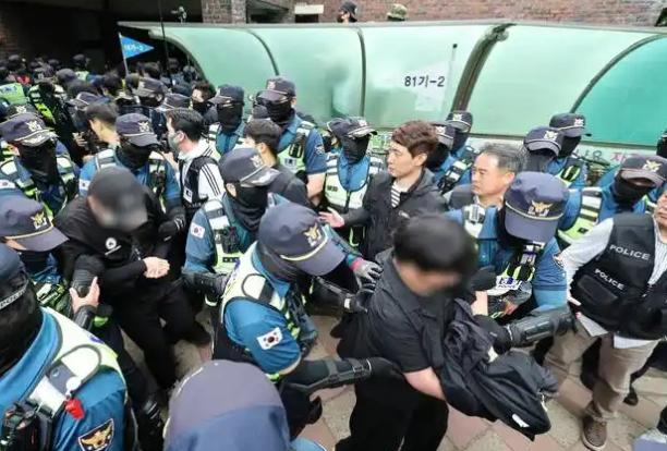 韩国首发爆发冲突，一名法国女子当众叫嚣“全世界都讨厌中国人”，旁边的中国女生瞬间