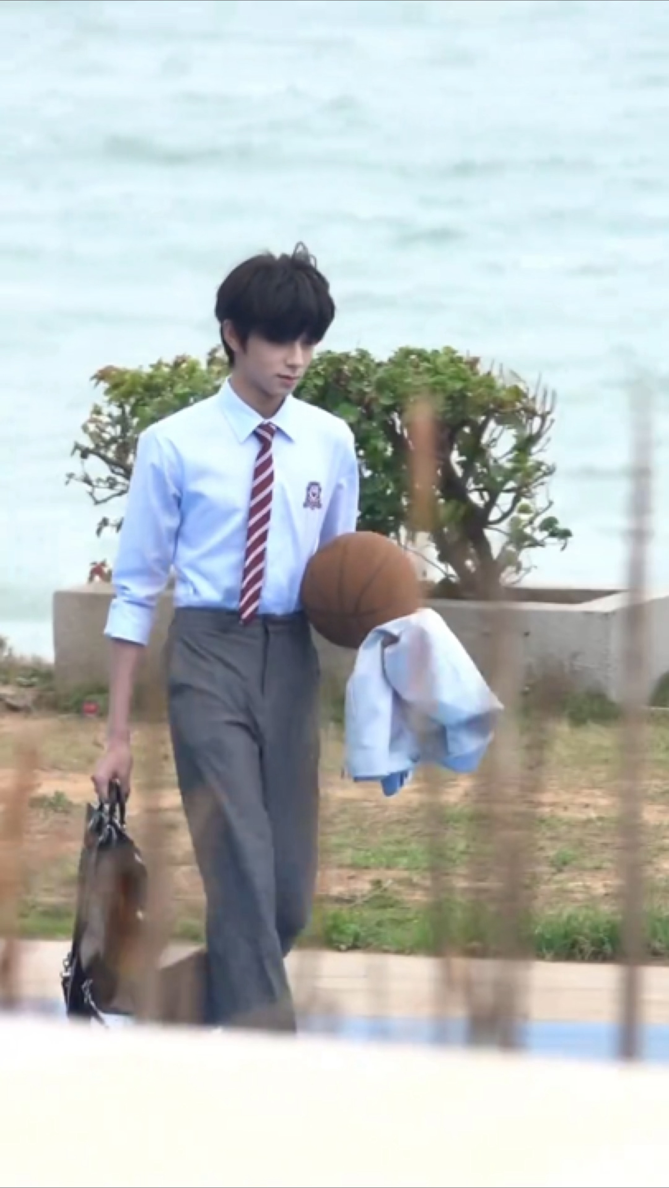 王橹杰投篮 王橹杰这个造型真的好帅啊，依旧是满分帅气学长！我们付彬言学长打篮球可