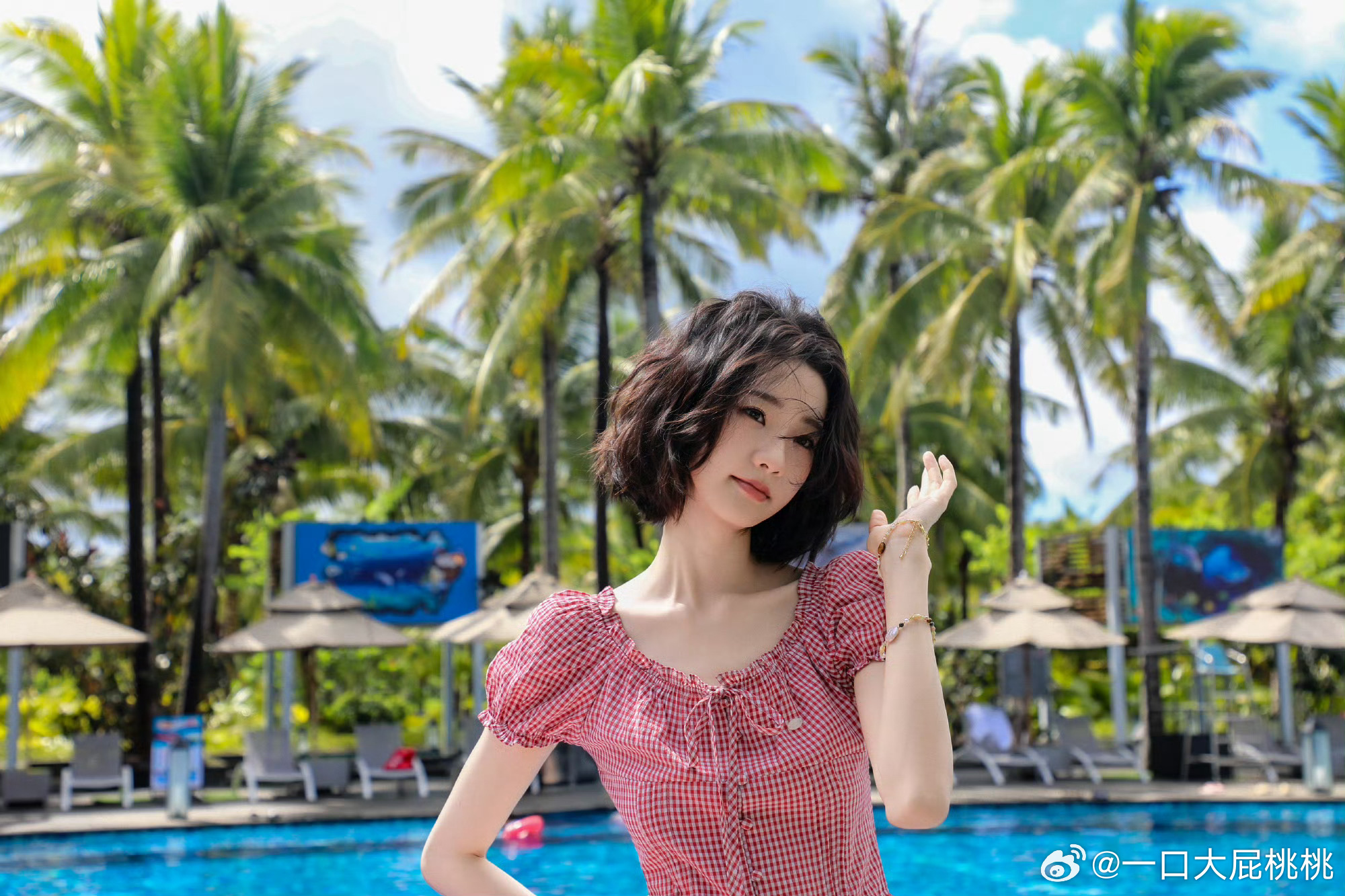 张艺凡阳光☀️泳池夏日冲凉大片，好清新啊 ​​​