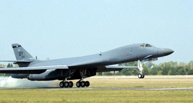 谁能想到，东南亚那个一直标榜“绝对不结盟”的领头羊印尼，竟然悄无声息地给美军战机