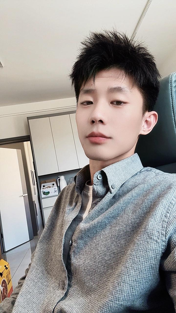 我站在男人的角度，我告诉你一个残酷的

真相，一个男人是没有爱情的，他只有新
