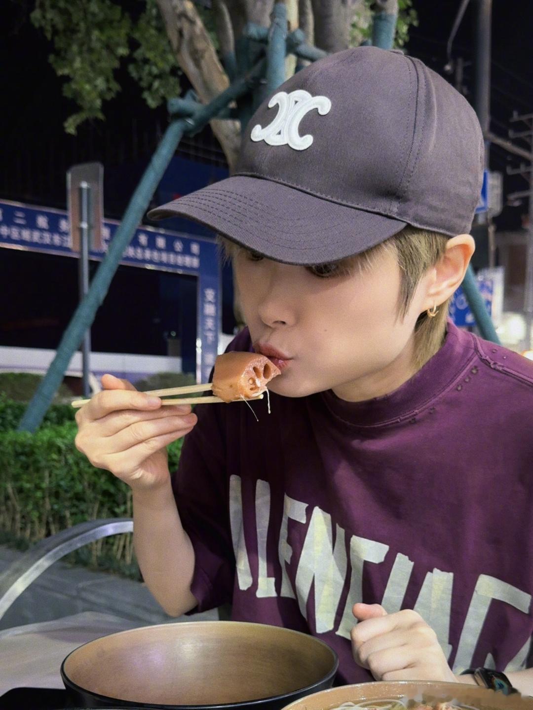 李宇春去武汉也忍不住吃吃吃🌿偶遇路透氛围感十足，漫游江城赏夜景品小吃，劳逸结合