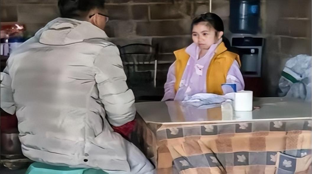 看哭了家人们！陕西一个小伙子，网上认识了个女网友，真心实意爱上了，不远千里跑过去